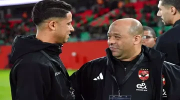 عناق وتلاحم لاعبي الأهلي مع رضا سليم يعزز الروح الجماعية قبل المباريات الحاسمة